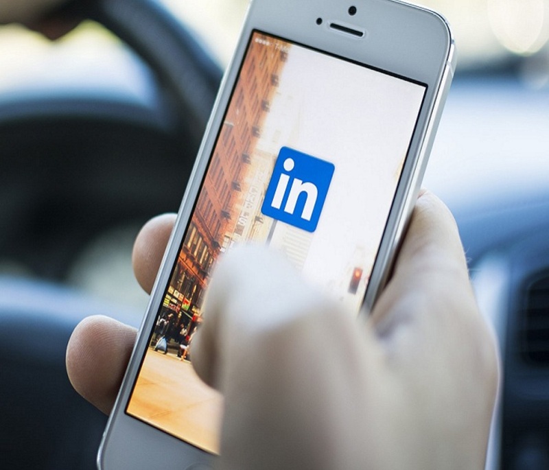 لينكد إن تطالب مستخدميها بتغيير كلمات المرور بعد قرصنة بيانات 117 مليون مشترك